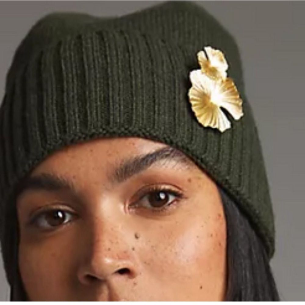 Anthropologie NWT Olive
Moss Green Knit
Embellished Floral Beanie